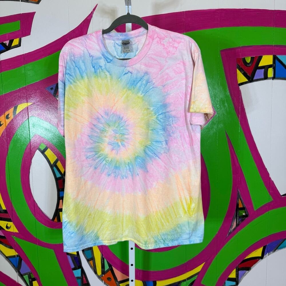 Gildan Pastel Tie-Dye Heavy Cotton Tee. Size Large. In excellent condition!